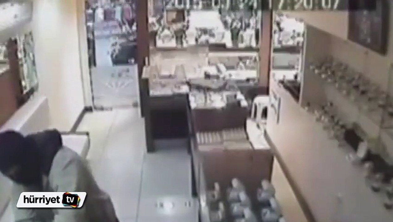 Hırsız silahı tutukluk yapınca yakalandı