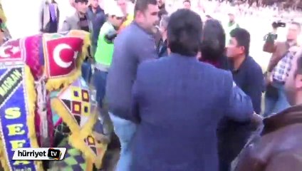 Develer güreşti sahipleri kavga etti