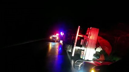 Caminhoneiro é retirado do veículo com auxílio dos bombeiros após tombamento