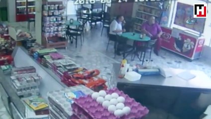 Kağıthane'de dükkana dalan aracın iki kişiyi altına alma anı kamerada