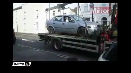 Çekiciye yüklenen arabasını aşağıya böyle indirdi