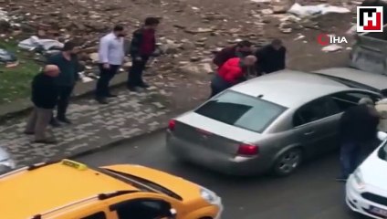 Genç kadını metrelerce sürükledi