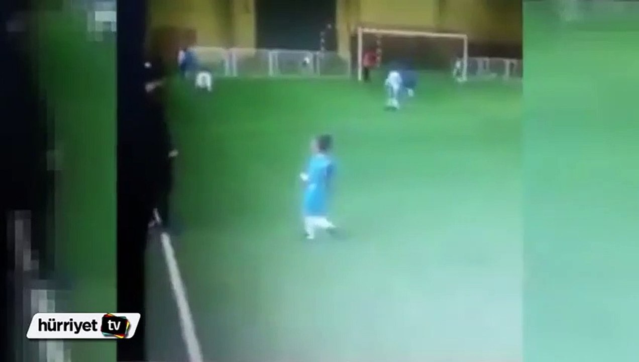 Antrenör çocuğa tekme attı