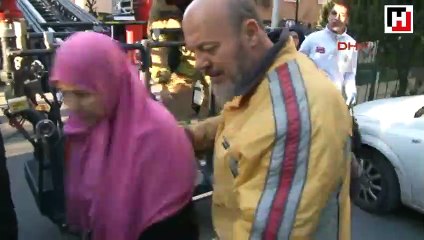 Yangına uykuda yakalandılar  17 kişi merdivenle kurtarıldı