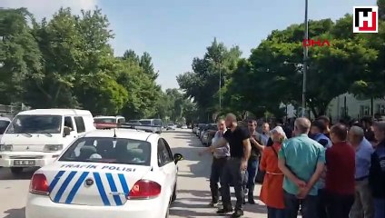 Kimliğini babasının aracında unuttu, yardımına polis koştu