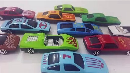 Renkli oyuncak yarış arabaları ile renkleri öğrenelim