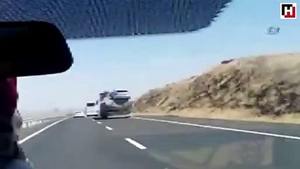 Üzerinde 2 hurda araç taşıyan kamyonun tehlikeli yolculuğu kamerada