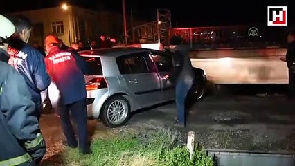 Kontrolden çıkan otomobil köprüde asılı kaldı