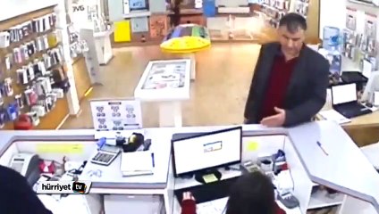 Otomobil çarptığı gençle birlikte dükkana girdi