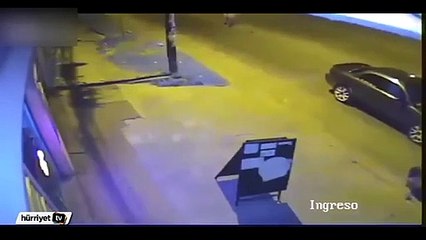 Havada taklalar attığı kazadan sonra ayağa kalktı