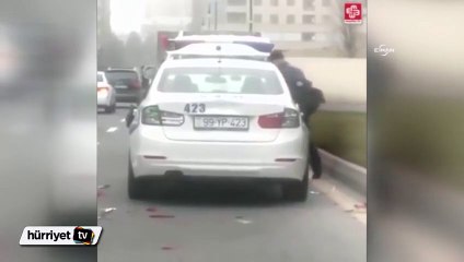 Çekiçle polis aracını parçaladı