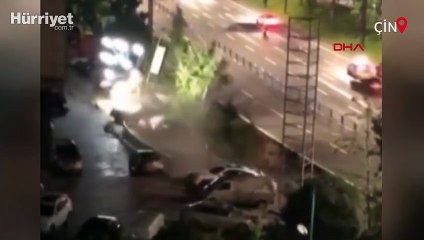 Çin'de yol çöktü: 21 araç çukura düştü