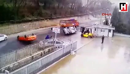 Patron çıldırdı... Araçları yola fırlattı