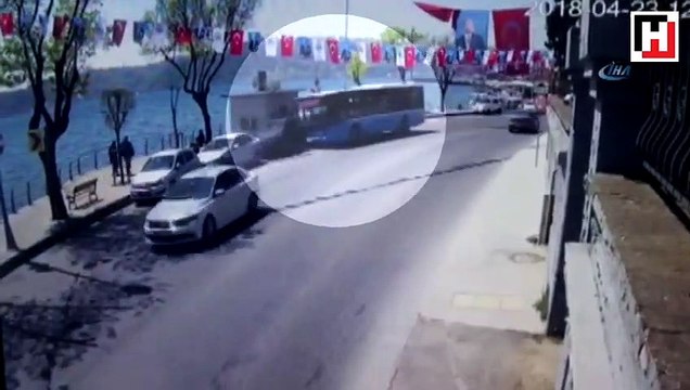 Sarıyer sahilde kontrolden çıkan halk otobüsü, araçlara böyle çarptı