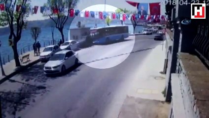 Sarıyer sahilde kontrolden çıkan halk otobüsü, araçlara böyle çarptı