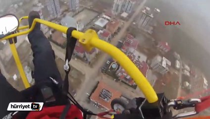 Paramotorla inerken otomobile çarptı