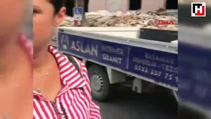 Hastane önünde araçta doğum yaptı