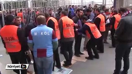 Fatih Terim Stadı'nda ayakkabı çıkarttırarak aramaya tepki