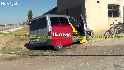 Hafif ticari araç duvara çarptı