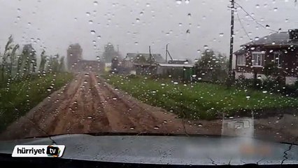 Rusya'daki hortumdan korkunç görüntüler! Araç kamerası ile kaydetti