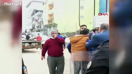 Yıkım sırasında mahalleli polis ve belediye ekiplerine saldırdı  o anlar kamerada
