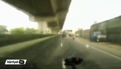 Çin'de motosikletlinin akılalmaz kazası