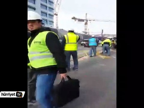 Lodos iskeleyi araçların üzerine uçurdu