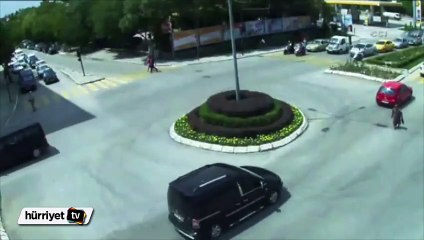 Araçların arasında hipnotize olmuş gibi yürüdü