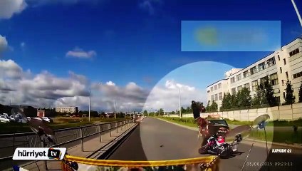 Motosikletin taksiye çarpma anı