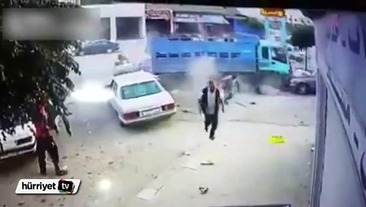 Kamyon insanların arasına daldı
