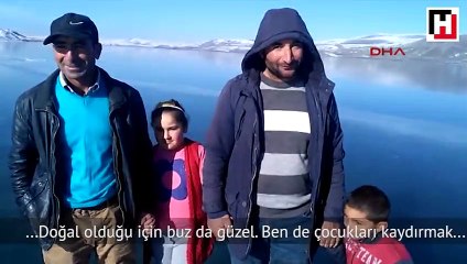 Yüzeyi buz tutan Çıldır Gölü'nde 'aşık' oynayıp, kızakla kaydılar