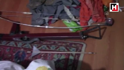 DEAŞ'ın hücre evinden oklarına patlayıcı yerleştirilen "arbalet" silah çıktı