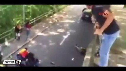 İsviçre'de otomobilini protestocu grup üzerine böyle sürdü