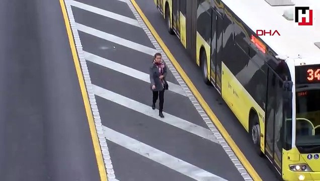 Metrobüs duraklarında uzun araç kuyrukları oluştu