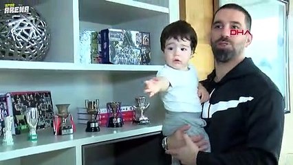 Arda Turan'ın oğlu Hamza ile top oynuyor