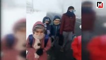 Çocukların okul yolunda saçları dondu