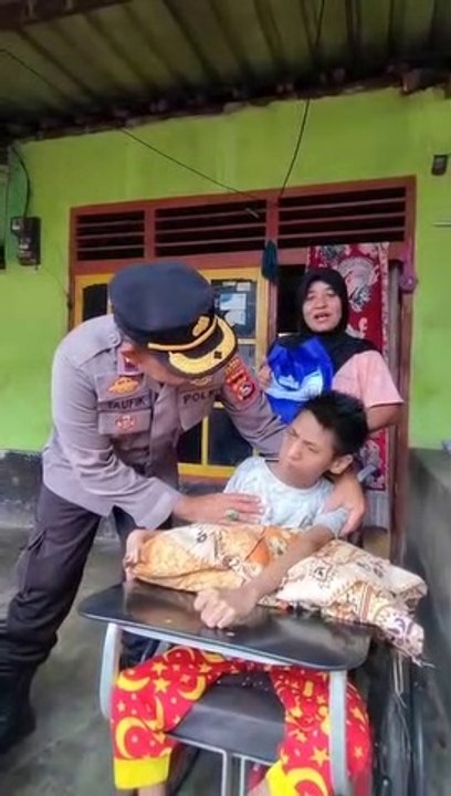 Polres Lobar bagi Bansos