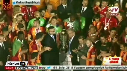 Galatasaray kupasını kaldırdı