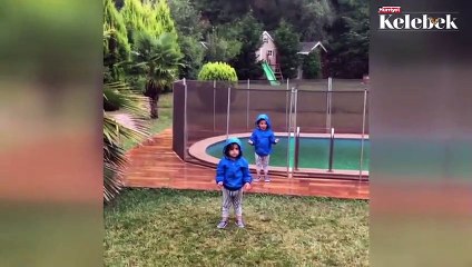 Çocuklarının yağmur sevincini paylaştı