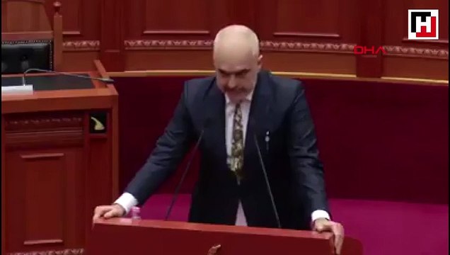 Mecliste yumurtalı saldırıya uğradı