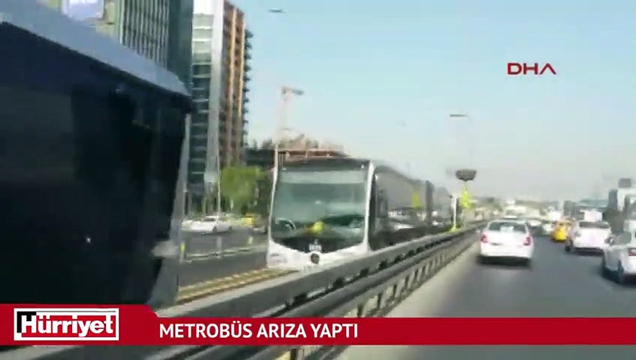 Metrobüs arıza yapınca yolcular yürüdü