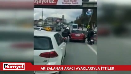Otoyolda arızalanan aracı motosikletliler ayaklarıyla itti