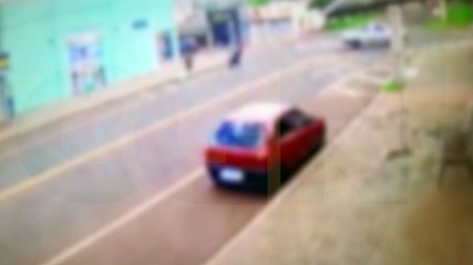 Dono pede ajuda para recuperar celular que mulher teria furtado de dentro de um caminhão