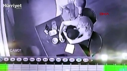 Arkadaşının cüzdanını çalan şüpheli kamerada!