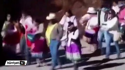 Peru'da asabi boğa önüne çıkanı yere serdi