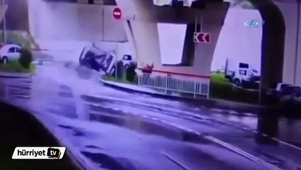 Otomobil aşağı uçtu: Burunları bile kanamadı