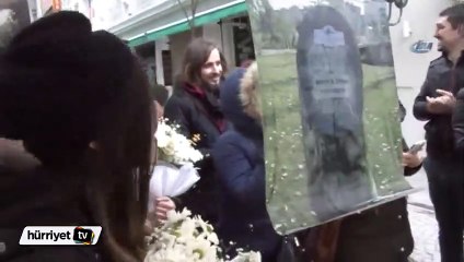 Genç kız erkek arkadaşına evlilik teklifi etti