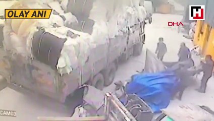 Üzerine kumaş balyaları devrilen kişi öldü