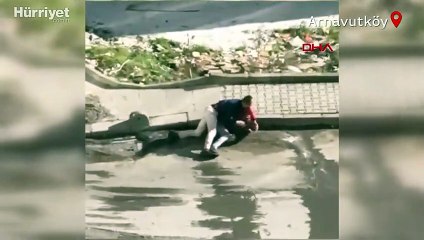 Önce kavga ettiler, sonra sarılıp uzaklaştılar