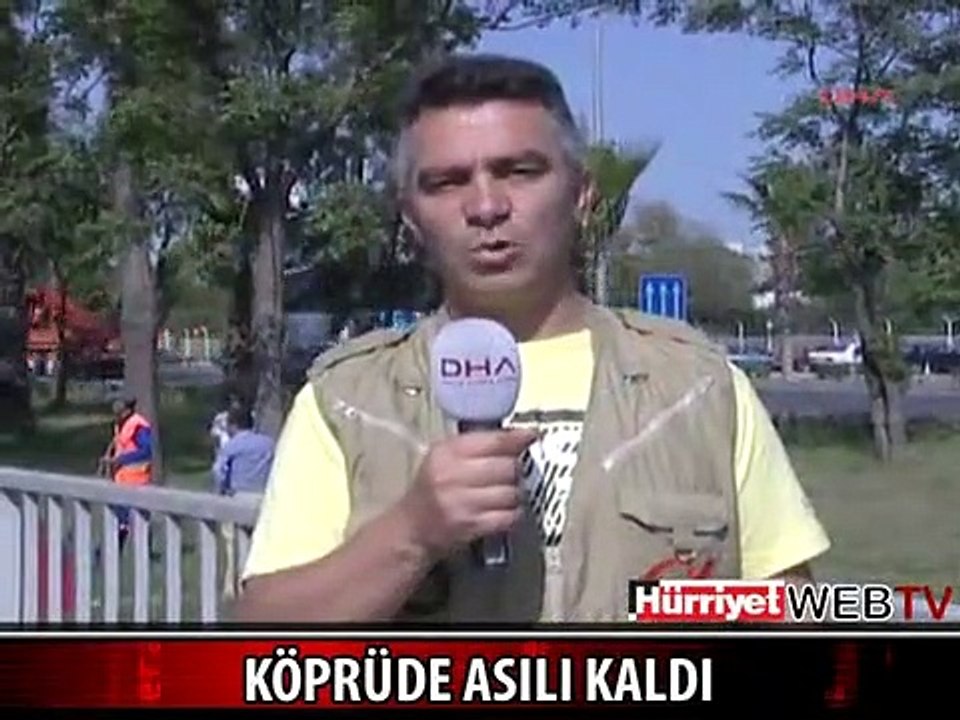 KÖPRÜDE ASILI KALDI